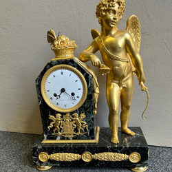 Orologio Impero in bronzo dorato e marmo verde antico