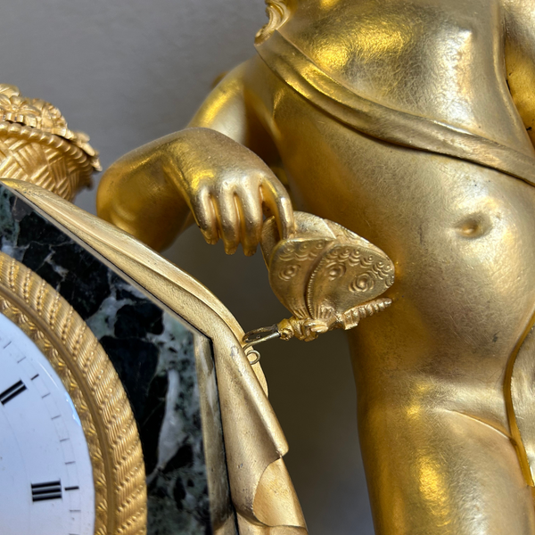 Dettaglio orologio antico stile Impero in bronzo dorato