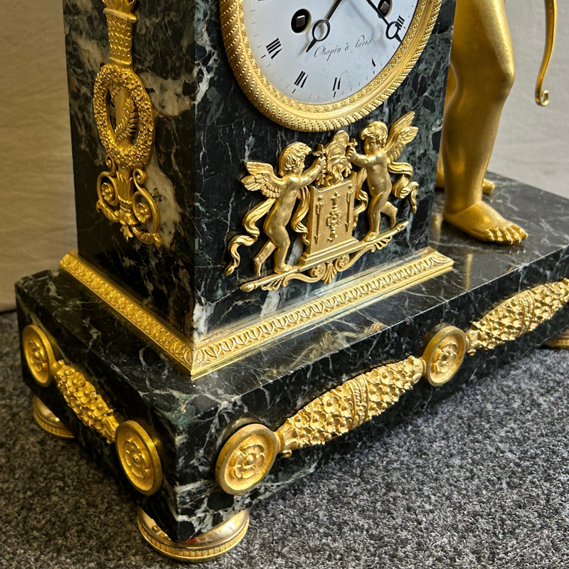 Orologio Impero in bronzo dorato e marmo verde antico