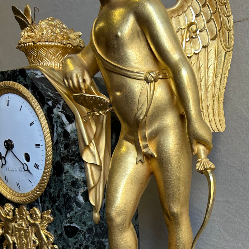 Dettaglio orologio antico stile Impero in bronzo dorato