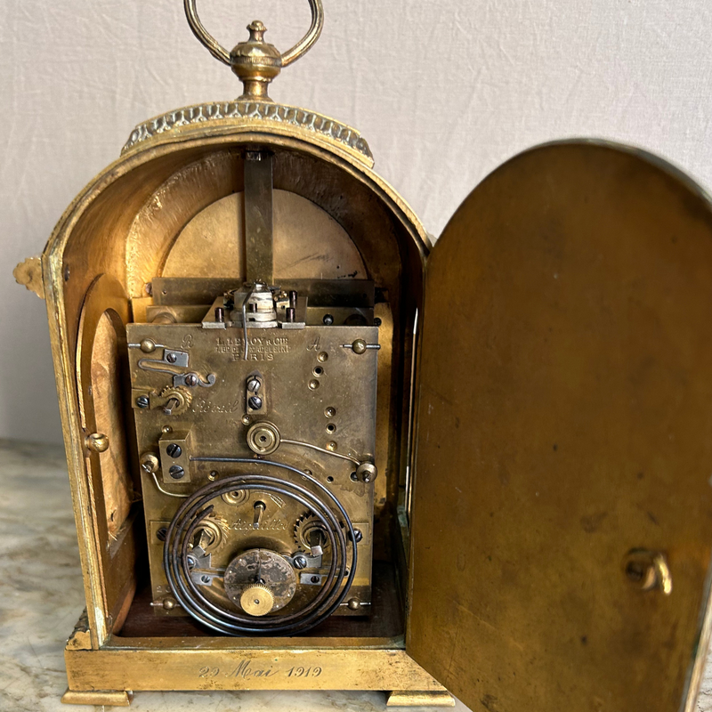 Dettaglio cappuccina d’epoca in bronzo dorato