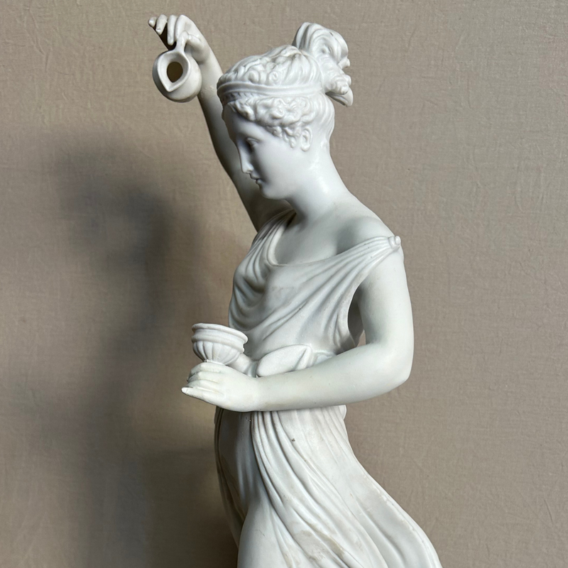 Riproduzione in biscuit della statua di Ebe Ermitage