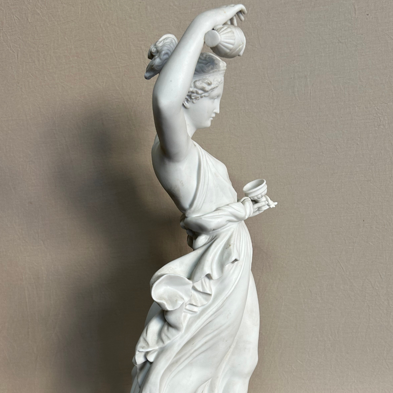 Elegante statua d’antiquariato in biscuit con figura mitologica