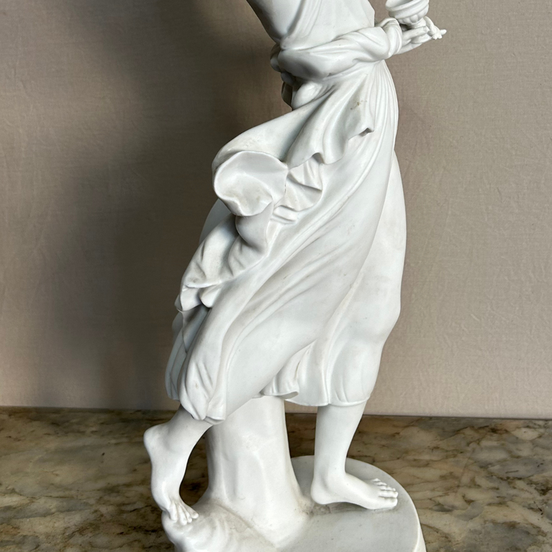 Dettaglio statua in biscuit raffigurante Ebe, stile neoclassico